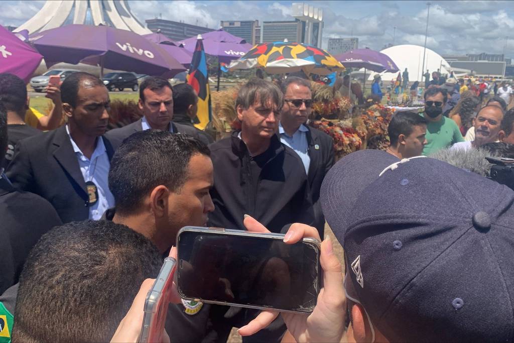 Bolsonaro faz passeio em Brasília e se recusa a falar sobre depoimento à PF