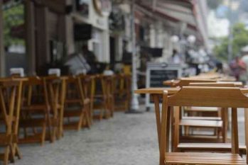 Restaurante vazio em referência à falta de funcionários (Reprodução/ Internet)