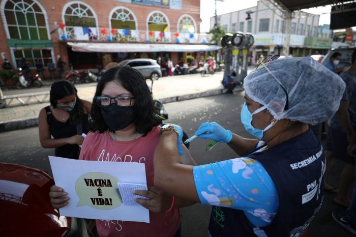 Na fase vermelha da transmissão da Covid-19, 40 municípios no AM têm menos de 50% de cobertura vacinal