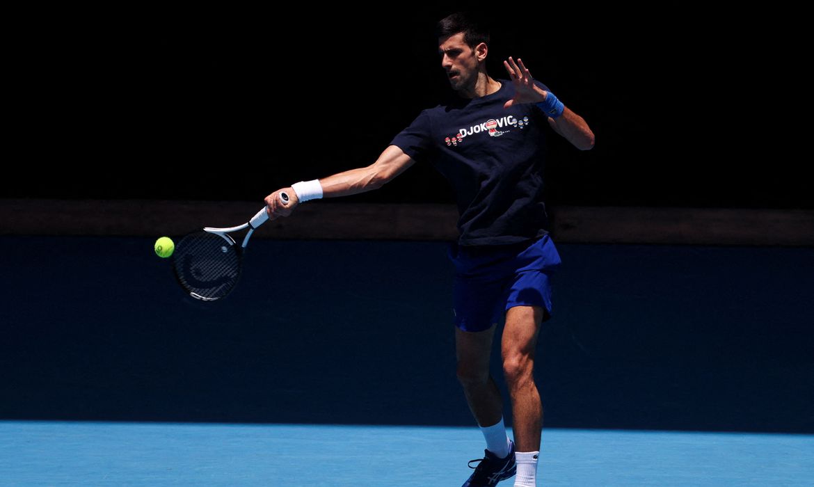 Djokovic lamenta erros no pedido de visto para entrar na Austrália