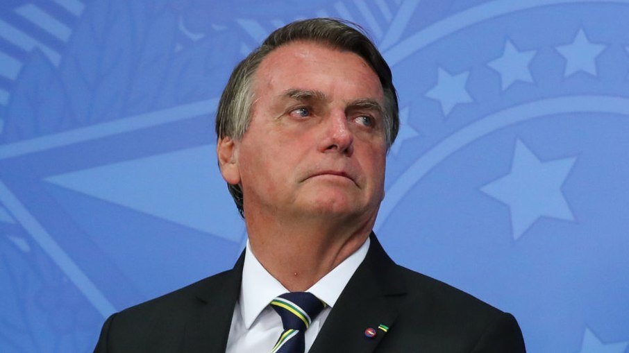 Bolsonaro interrompe férias e é internado em hospital de São Paulo