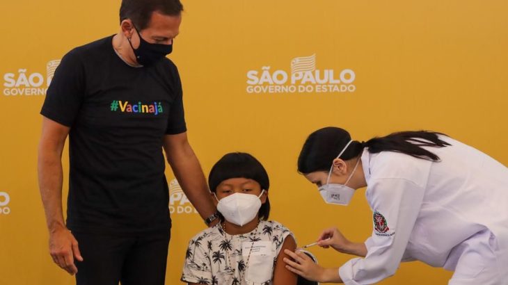 Governador João Doria vacinação de menino de 8 anos na manhã desta sexta-feira, 14. (Divulgação)