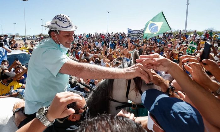 Bolsonaro investe em agendas na região e disputa a paternidade da transposição do Rio São Francisco, cujas obras começaram no governo Lula (Alan Santos/PR / Agência O Globo)