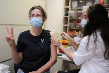 Mulher recebe a terceira dose da vacina anticovid em Jerusalém: variante Delta atingiu em cheio o país quando eficácia da vacina caía entre os mais velhos (Ammar Awad / Reuters/20-8-2021)