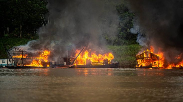 Balsas de garimpo incendiadas em operação da Polícia Federal, no Rio Madeira (Hermes de Paula / Agência O Globo)