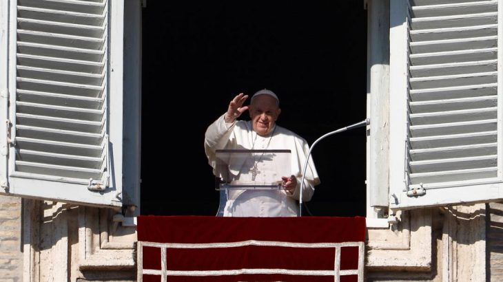 Papa Francisco conduz a oração do Angelus no Vaticano, no primeiro dia do ano. (GUGLIELMO MANGIAPANE / REUTERS)