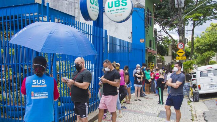 Espera para atendimento na UBS Nossa Senhora do Brasil, em São Paulo, onde sintomas respiratórios provocaram filas de quase três horas (Edilson Dantas / Agência O Globo/03-01-2021)