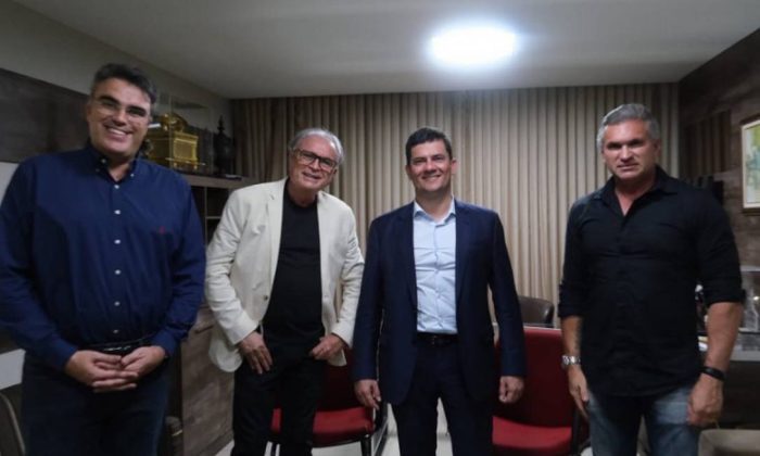 Moro em encontro com pastor Estevam Fernandes (de blazer), da Primeira Igreja Batista de João Pessoa, na Paraíba (Reprodução/Twitter)