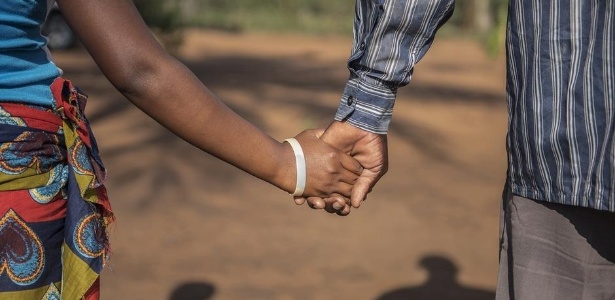 Registro mostra pessoas de mãos dadas para ilustrar matéria de casamento infantil. (Divulgação)