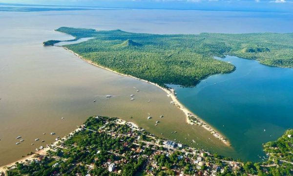 Água escura em Alter do Chão é resultado do aumento de desmatamento, garimpo e esgoto, segundo especialistas