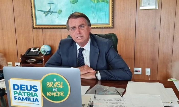 ‘Qual o interesse das pessoas ‘taradas’ por vacina?’; Bolsonaro critica liberação de vacinas para crianças
