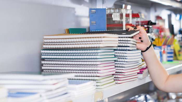 Aumento nos preços de materiais escolares pode chegar até 30%; especialista ensina como economizar