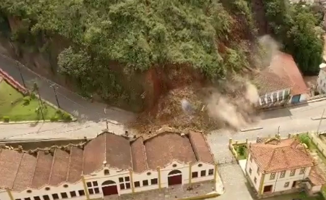 Deslizamento de terra destrói imóveis históricos e assusta moradores de Ouro Preto, MG