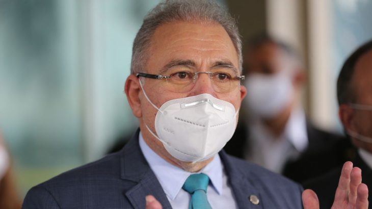 O médico cardiologista Marcelo Queiroga, indicado para ser o novo ministro da Saúde, e o atual ministro da Saúde, Eduardo Pazuello, falam à imprensa no Ministério da Saúde.