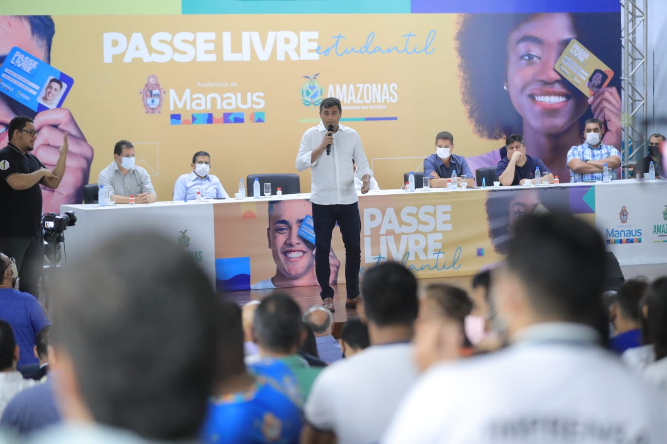 Governador do AM assina decreto do ‘Passe Livre’ e diz que sonho de estudantes agora é realidade