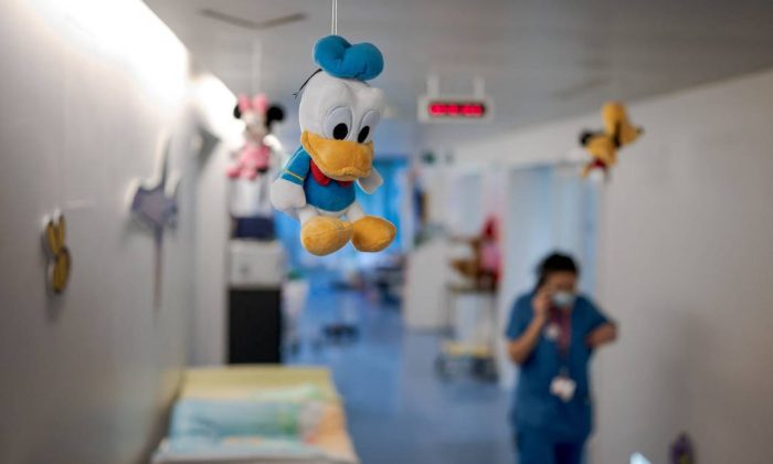 Estados Unidos alerta para aumento de crianças hospitalizadas com coronavírus