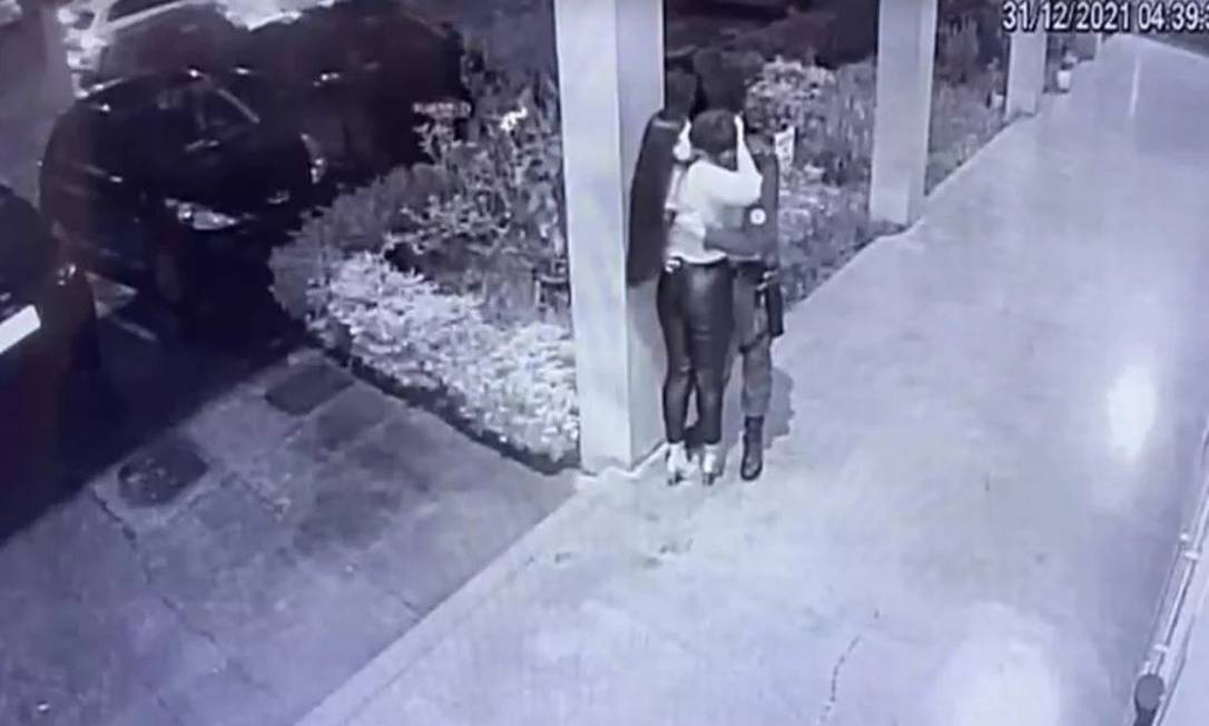 Polícia apura imagens de PMs flagrados aos beijos com mulheres em horário de patrulhamento