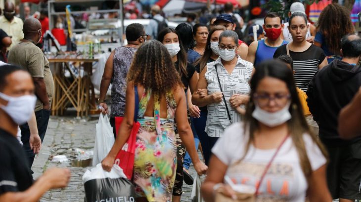 Movimentação de pessoas no centro da cidade no primeiro dia de flexibilização do uso de máscaras ao ar livre no Estado do Rio de Janeiro (Foto: Fernando Frazão/Agência Brasil)