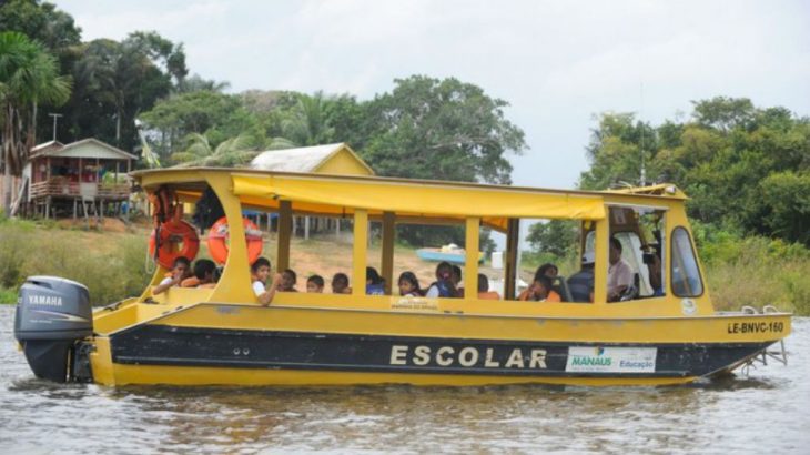 Alunos em transporte escolar na Amazônia (Reprodução/ Internet)