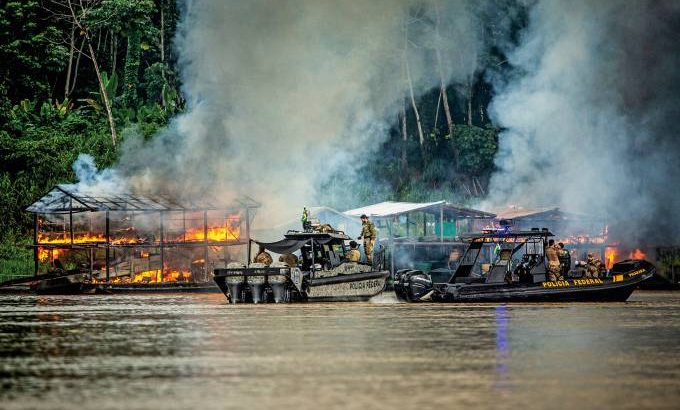 Balsas de garimpo incendiadas em operação da Polícia Federal, no rio Madeira (Hermes de Paula/ Agência O Globo)