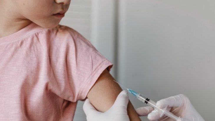 Criança se vacinando (Reprodução/ Freepik) 
