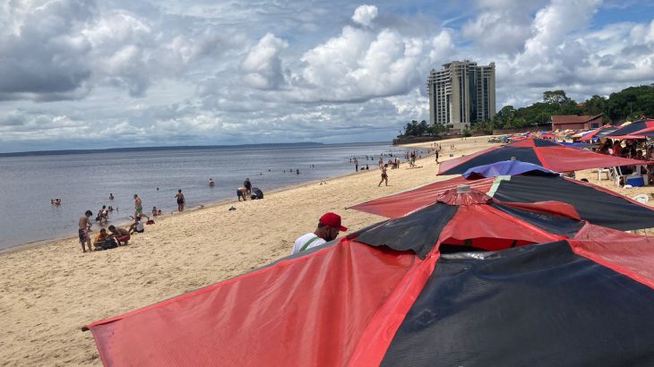 Com a praia liberada para banho das 9h às 17h, manauaras e estrangeiros aproveitaram o primeiro dia de 2022 para mergulhar no Rio Negro, em Manaus (Bruno Pacheco/Revista Cenarium)