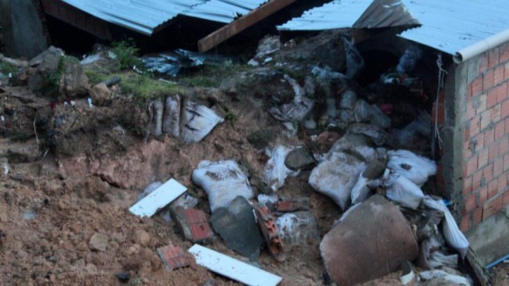 Deslizamento vitimou fatalmente a casa de Josiane, que teve a casa condenada (Foto: Malu Dacio/Cenarium)