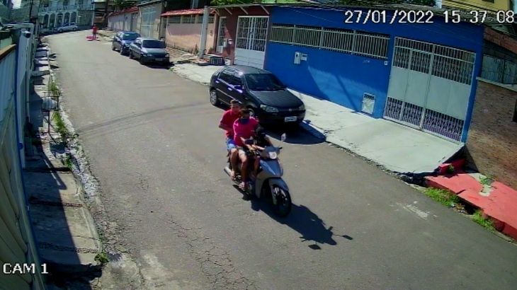 Exclusivo: vídeo mostra momento em que dois homens e uma criança assaltam jovem em Manaus