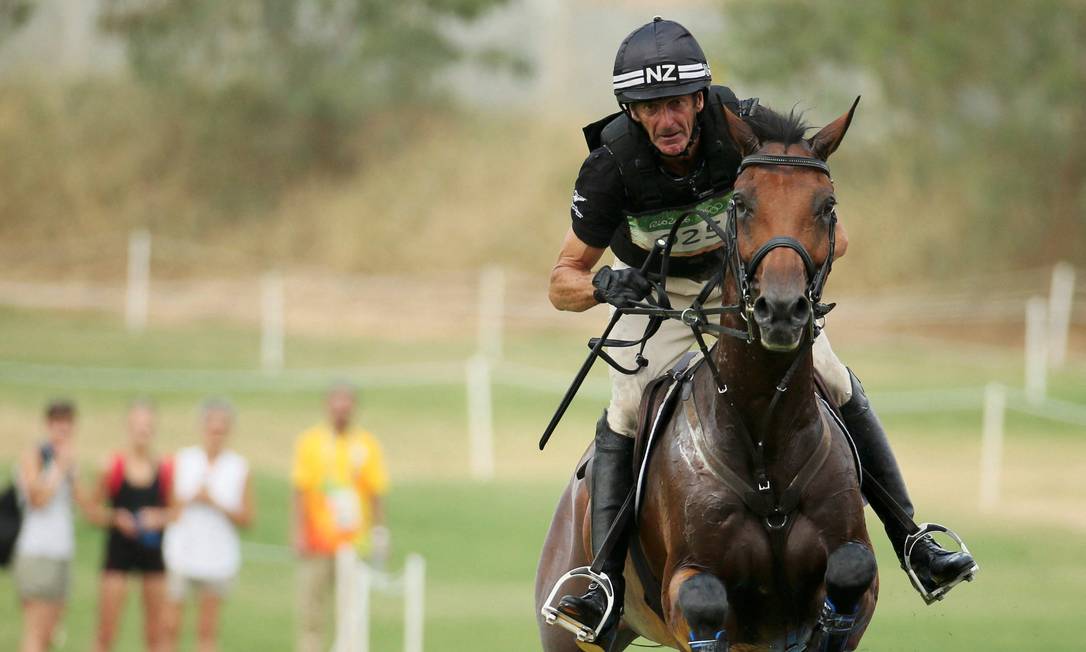 Ex-técnico do Brasil, bicampeão olímpico de hipismo é suspenso por agredir cavalo