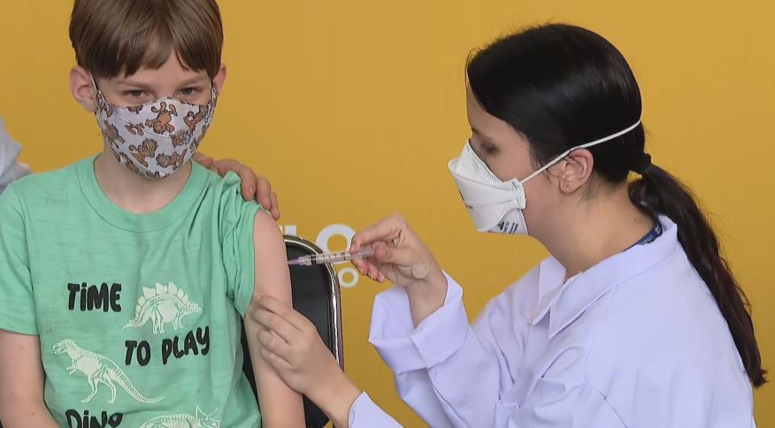 Desinformação e estoque baixo travam vacinação de crianças contra a Covid-19