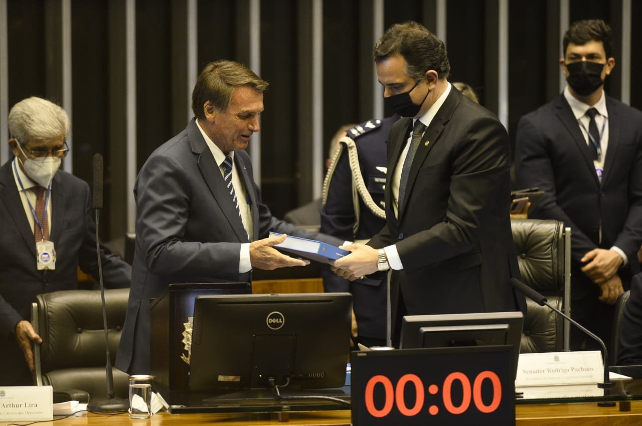 Em mensagem ao Congresso Nacional, Bolsonaro improvisa, ataca Lula e se reafirma contra regulação das mídias