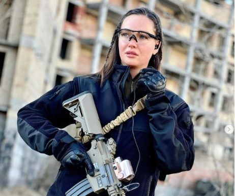 Ex-miss Ucrânia posta fotos com armas e chama civis para a resistência contra a Rússia