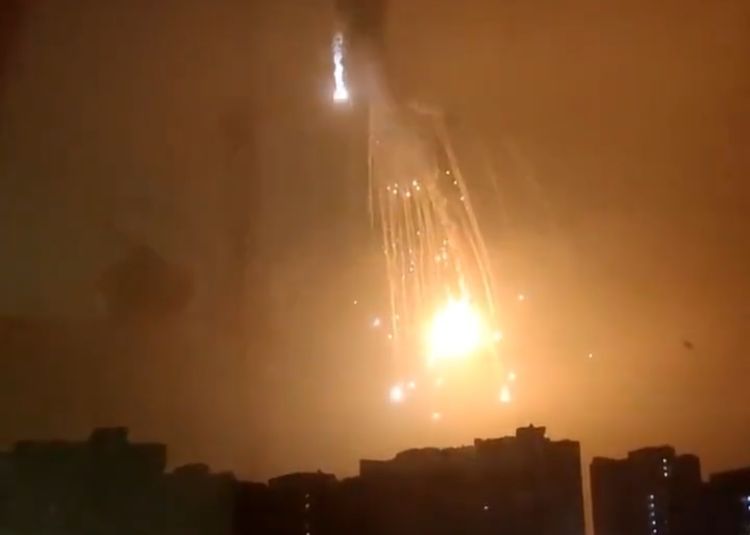 Avião militar russo é abatido em Kiev, na Ucrânia, e prédio fica em chamas; veja