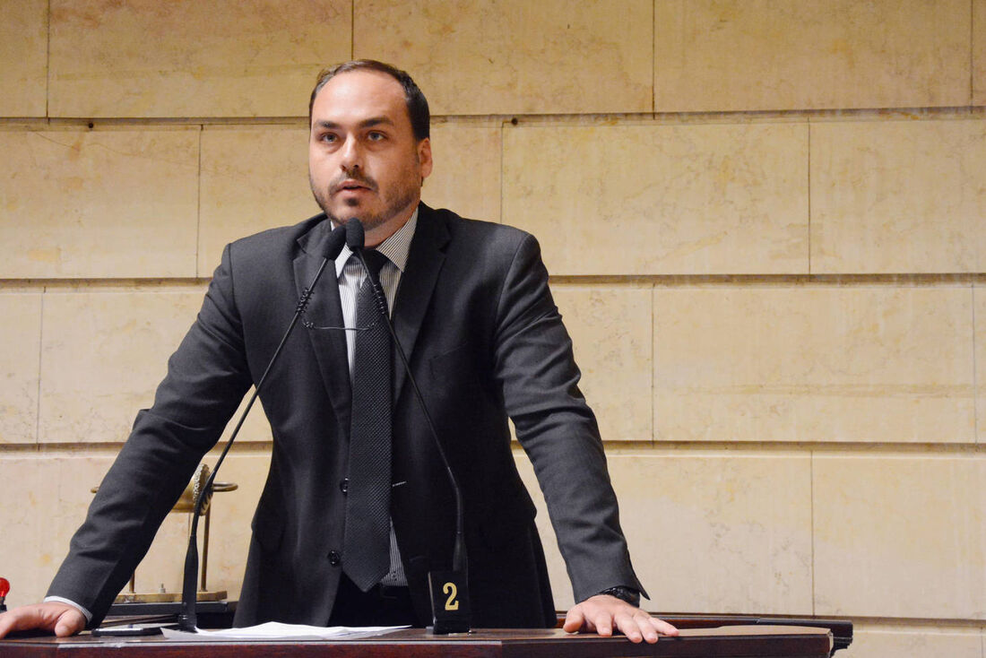 Viagem de Carlos Bolsonaro à Rússia desperta temor no Tribunal Superior Eleitoral