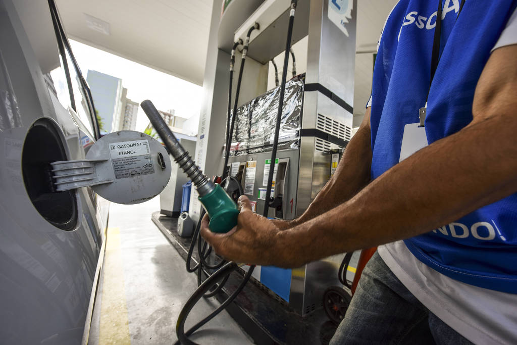 Gasolina sobe 7% em março e vai a R$ 7,32 na média nacional, segundo dados da Ticket Log