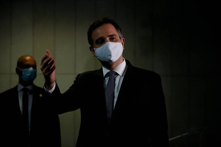 Com alta do petróleo por guerra, Pacheco pauta projetos que tentam conter preço de combustíveis