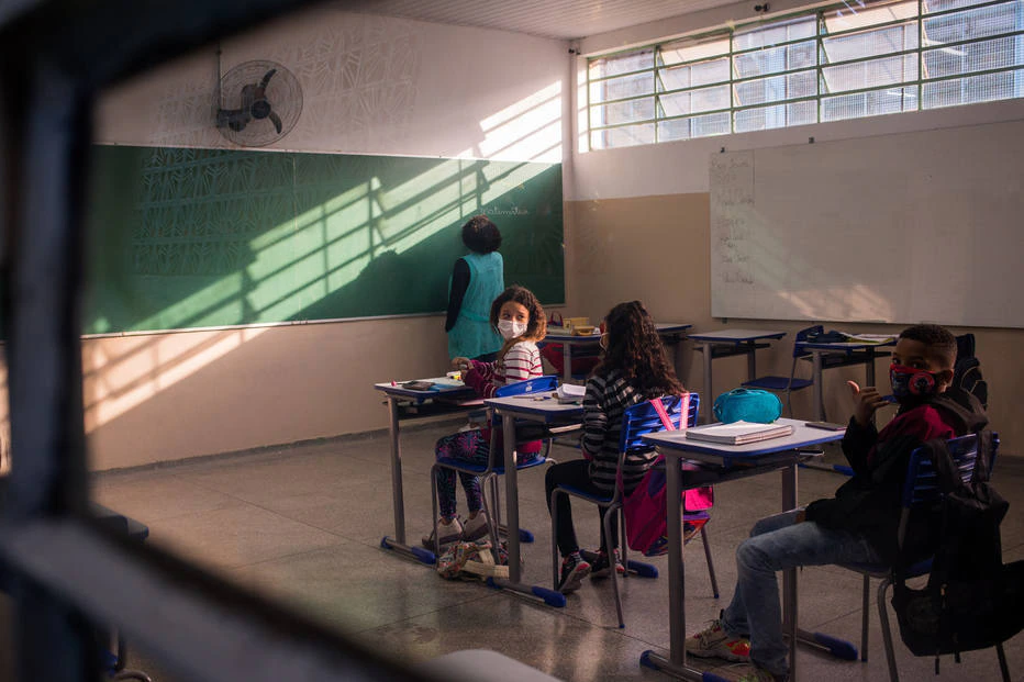 Estado de SP desobriga uso de máscaras para alunos e professores nas áreas externas das escolas