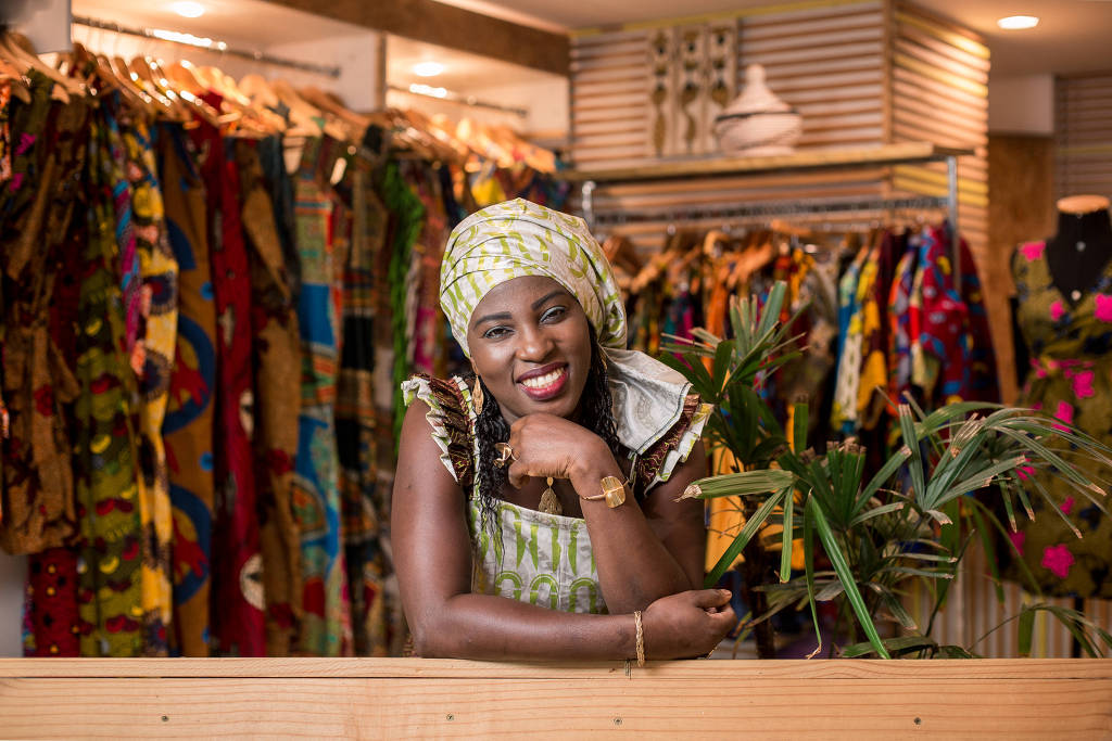 A senegalesa Sokhna Serigne Kene Ndiaye em sua loja África Arte, em Laranjeiras, na Zona Sul do Rio de Janeiro (Reprodução/ Lucas Seixas/Folhapress)