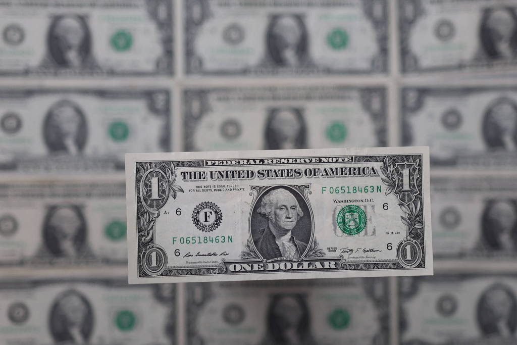 Dólar fica abaixo de R$ 4,90 nesta quarta-feira e já recua mais de 10% neste ano