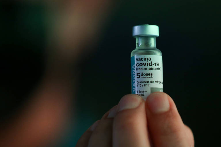 No Brasil, quase metade dos adultos vacinados contra Covid-19 está com 3ª dose atrasada