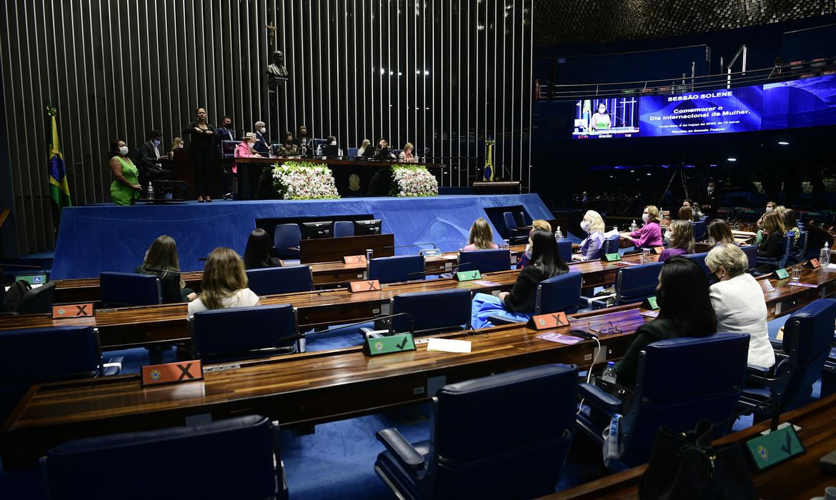 Repúdio à fala de deputado Arthur do Val marca homenagens do Congresso às mulheres