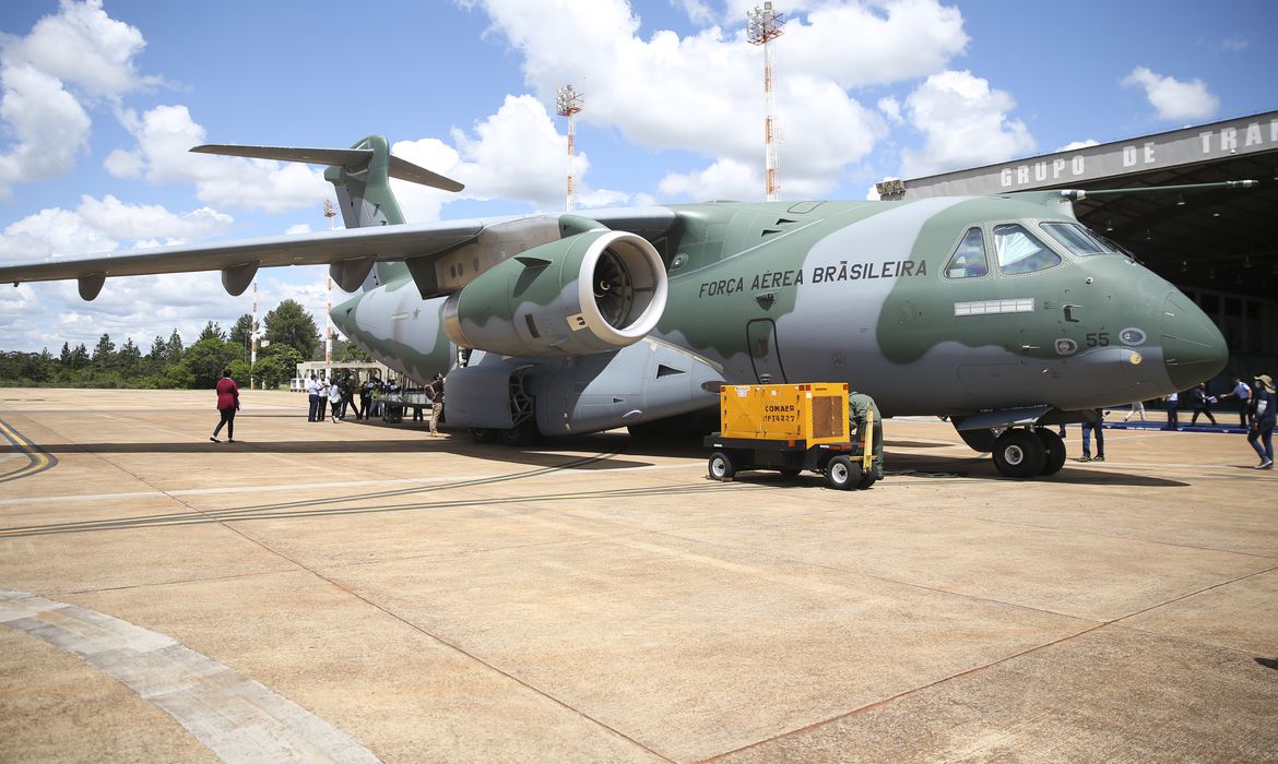 O Governo Federal envia, nesta segunda-feira (7), de Brasília a Varsóvia, na Polônia, aeronave KC-390 Millennium da Força Aérea Brasileira para cumprir missão de resgate dos brasileiros que deixaram a Ucrânia