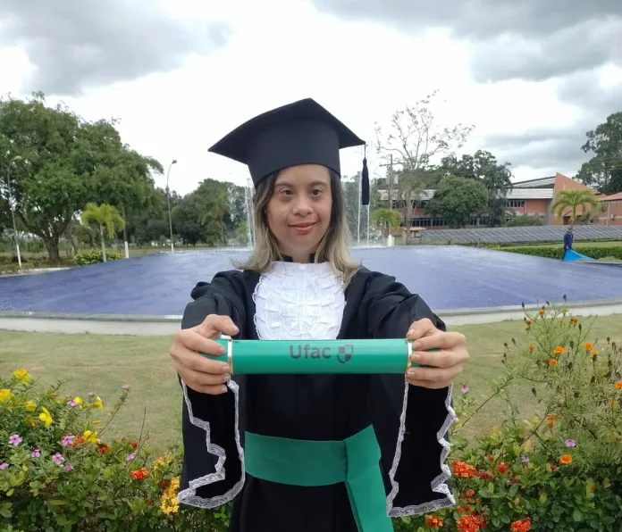 Aos 28 anos, acreana é a primeira pessoa com Síndrome de Down a se formar na Ufac