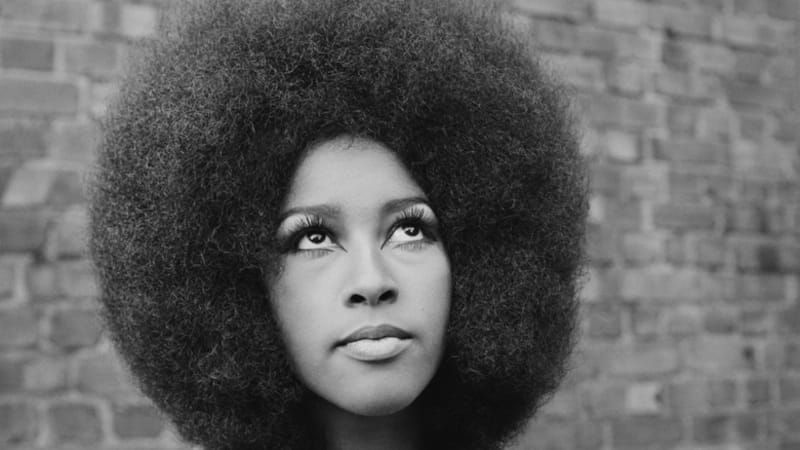 Conheça a história da discriminação do cabelo crespo no Brasil