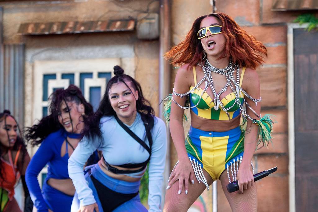 Após ser bloqueado por Anitta em rede social, Bolsonaro faz publicação ironizando a cantora