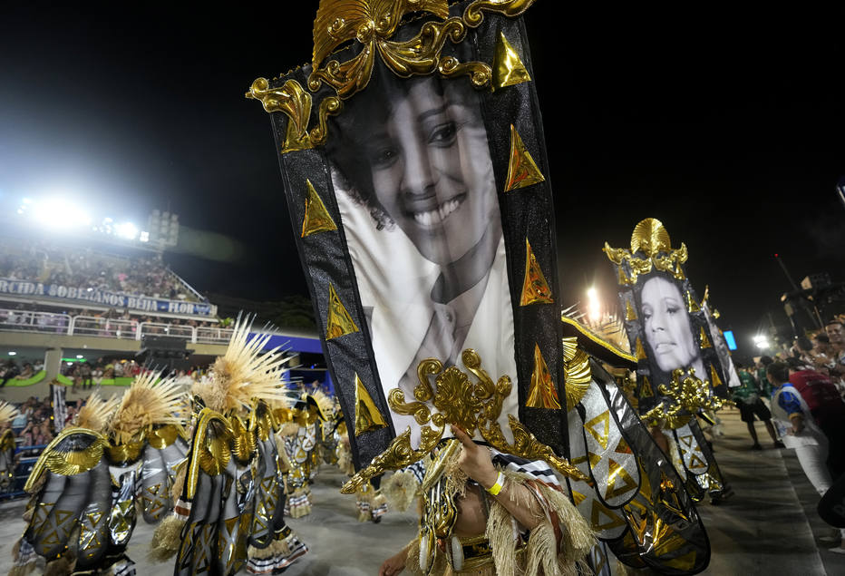 Imperatriz, Mangueira, Viradouro e Beija-Flor brilham; data marcou a comemoração de quem esperava há mais de dois anos pela folia na avenida (Silvia Izquierdo/ AP)