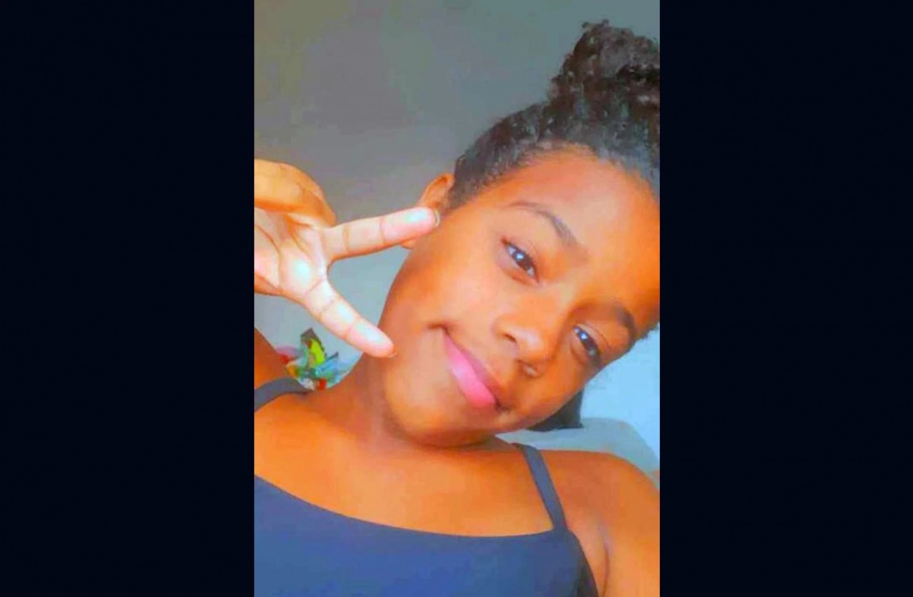 Morre menina de 11 anos que foi prensada por carro alegórico no Rio