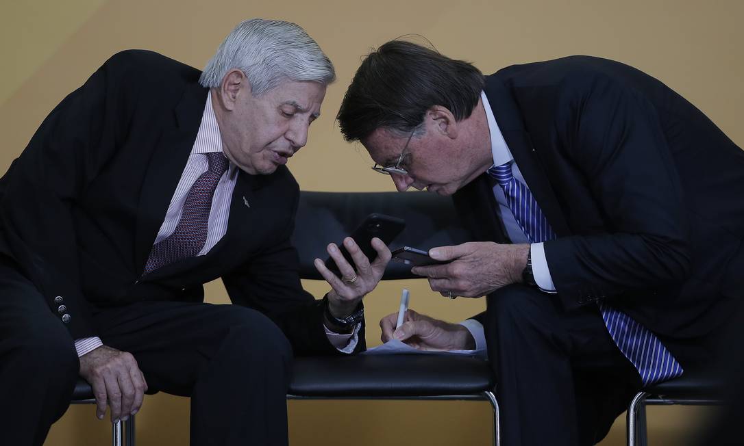 Decisão sobre indulto de Bolsonaro a Silveira envolveu núcleo militar e líderes do Centrão