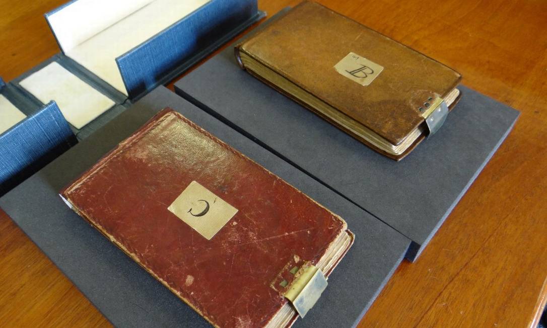 Cadernos de Charles Darwin desaparecidos por 21 anos são devolvidos à Universidade