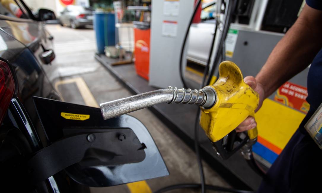 Segundo Global Petrol Prices, o litro do combustível sai a R$ 7,219, colocando o País na 53ª posição do ranking. Venezuela tem o mais barato, e Hong Kong o mais caro (Isaac Fontana/Agência O Globo)